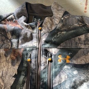 Under Armour Camo Midweight jacket. In great shape! Mossy Oak camo, size XL.